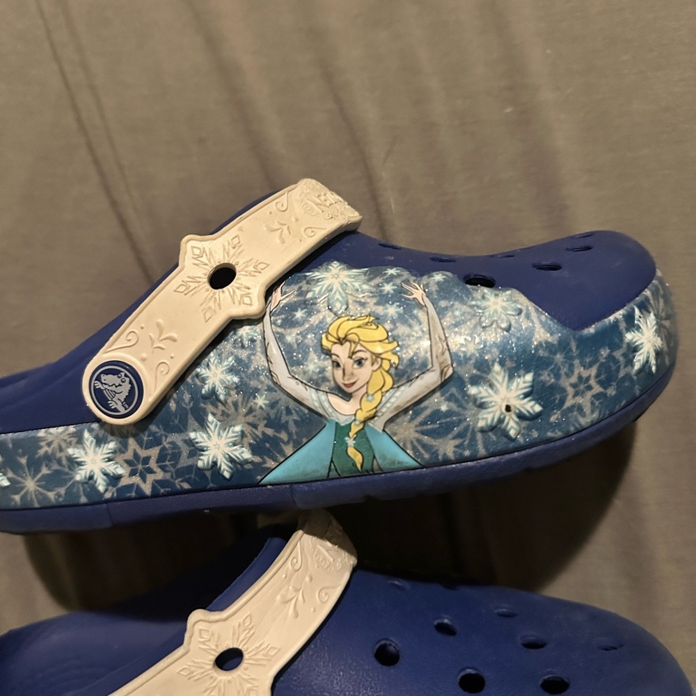 Crocs Girls' Frozen size 1 - imperfections pictured